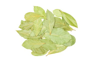 Beyaz arka plan üzerinde izole yığın flatlay sürü bütün kuru zeytin yeşili bay defne yaprakları