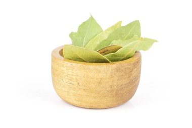 Ahşap kase beyaz arka plan üzerinde izole ile sürü bütün kuru zeytin yeşili bay defne yaprakları