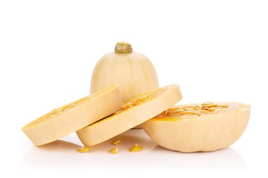 Bir grup yarım düzgün armut üç dilim şeklinde turuncu Balkabagi waltham çeşitli beyaz arka plan üzerinde izole