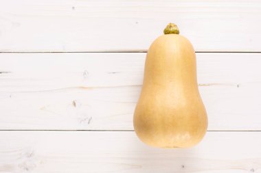 Turuncu Balkabagi waltham çeşitli flatlay beyaz tahta üzerinde bir bütün pürüzsüz armut şeklinde