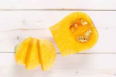 Turuncu Balkabagi waltham çeşitli flatlay beyaz tahta üzerinde düzgün armut dörtte üç dilim grup şeklinde