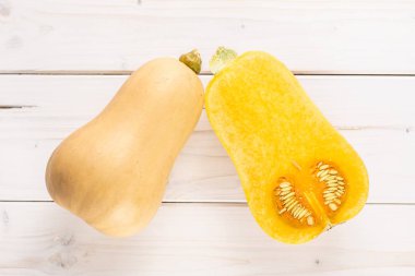 Turuncu Balkabagi waltham çeşitli flatlay beyaz tahta üzerinde grup bir yarısı tamamen pürüzsüz armut şeklinde