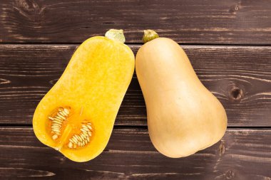 Turuncu Balkabagi waltham çeşitli flatlay kahverengi ahşap üzerine grup bir yarısı tamamen pürüzsüz armut şeklinde