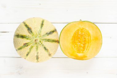 Grup bir bütün yarım taze karpuz kavun çeşitli flatlay gri Wood