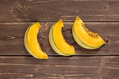 Üç dilim taze karpuz kavun çeşitli flatlay kahverengi ahşap üzerine Grup