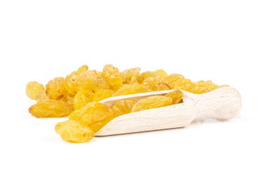 Bütün kuru altın kuru üzüm sultana çeşitli beyaz arka plan üzerinde izole ahşap kepçe ile sürü