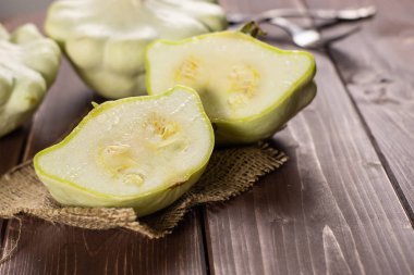 Grup yaz beyaz pattypan squash kahverengi ahşap üzerine keten kumaş üzerine iki bütün iki yarısı