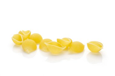 Bütün karıştırdı çiğ sarı makarna conchiglie çeşitli beyaz arka plan üzerinde izole sürü