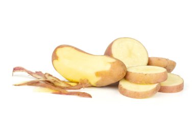 Grup bir bütün yarısı beyaz arka plan üzerinde izole bir soyulmuş taze kırmızı patates francelina çeşitli dört dilim