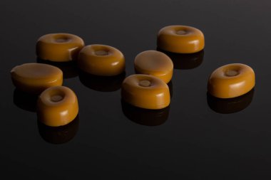 Grup siyah cam üzerinde sekiz bütün karamel krem şeker karamela çeşitli