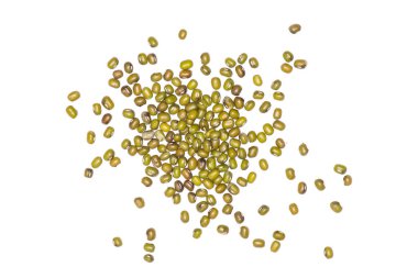 Beyaz arka plan üzerinde izole tamamen kuru yeşil mung fasulye yığın flatlay sürü