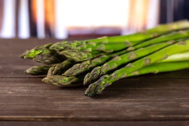 Bütün taze yeşil kuşkonmaz mızrak ile ipek perde arkasında çok yığını