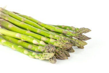 Bütün taze yeşil kuşkonmaz sürü demet izole üzerinde beyaz arka plan mızrak