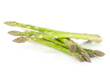 Bütün pullu taze yeşil kuşkonmaz sürü mızrak izole üzerinde beyaz arka plan