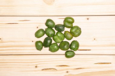 Bütün taze yeşil mini bebek kivi birbirimizi flatlay doğal ahşap üzerine yakın sürü