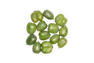 Bütün taze yeşil mini bebek kivi birbirimizi flatlay beyaz arka plan üzerinde izole yakın sürü