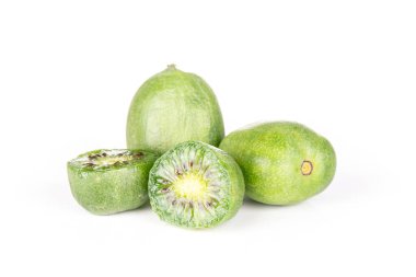 Taze yeşil mini bebek kivi beyaz arka plan üzerinde izole iki bütün iki yarısı Grup