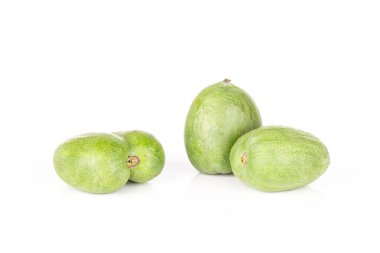 Beyaz arka plan üzerinde izole üç bütün taze yeşil mini bebek kivi kümesi