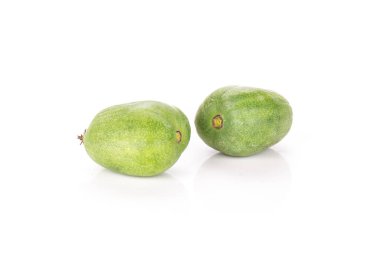 Beyaz arka plan üzerinde izole iki bütün parlak taze yeşil mini bebek Kivi Meyve grubu