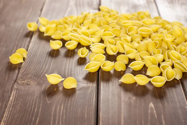 Lote Pasta Entera Color Amarillo Crudo Variedad Conchiglie Madera Marrón — Foto de Stock