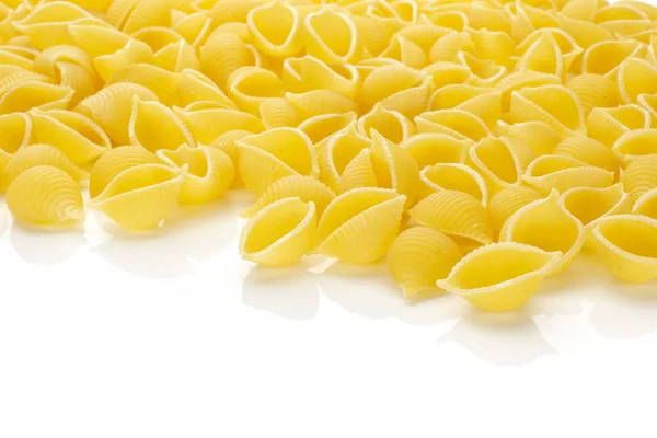 Massa Hela Råa Gul Pasta Conchiglie Mängd Isolerade Vit Bakgrund — Stockfoto