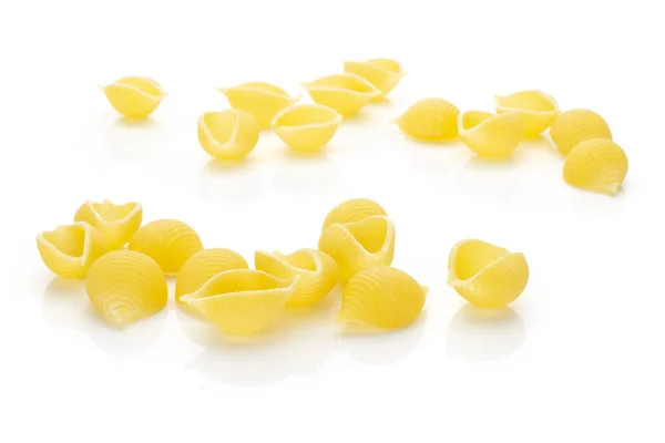 Spousta Celé Syrové Těstoviny Žluté Conchiglie Odrůda Přední Zaměření Izolovaných — Stock fotografie