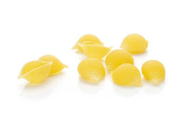 Molta Pasta Cruda Gialla Intera Varietà Conchiglie Isolata Fondo Bianco — Foto Stock