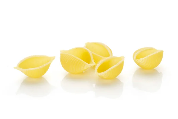 Группа Пяти Цельных Сырых Желтых Макарон Сорта Conchiglie Изолированы Белом — стоковое фото