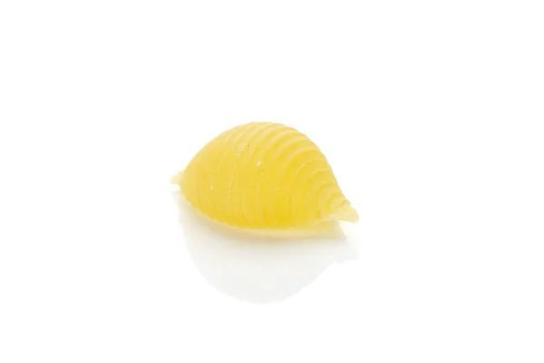 Jeden Całej Light Surowego Makaronu Żółty Conchiglie Wiele Białym Tle — Zdjęcie stockowe