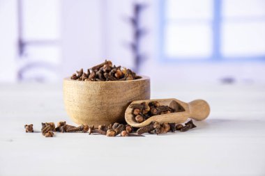 Mavi pencere ile küçük kuru karanfil baharat