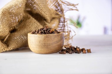 Küçük kuru karanfil baharat ile kırmızı lale