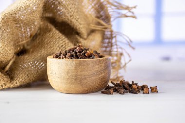 Mavi pencere ile küçük kuru karanfil baharat