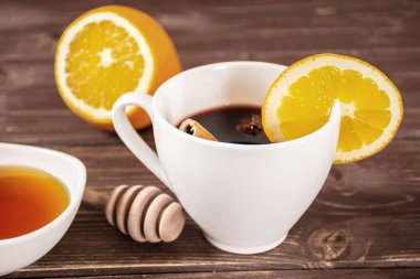 Tarifi adım adım sıcak kırmızı şarap mulled kahverengi ahşap üzerine