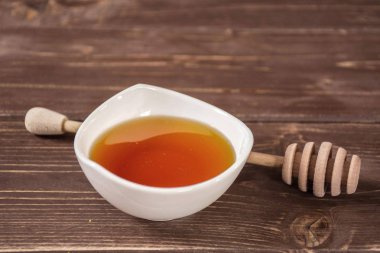 Tarifi adım adım sıcak kırmızı şarap mulled kahverengi ahşap üzerine
