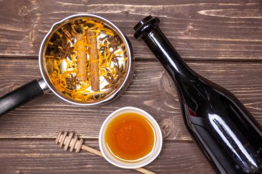 Tarifi adım adım sıcak kırmızı şarap mulled kahverengi ahşap üzerine