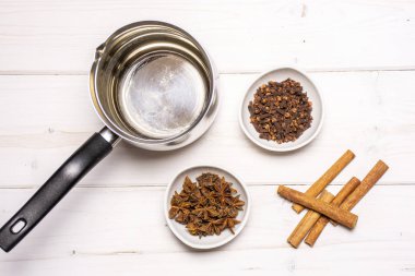 Tarifi adım adım sıcak kırmızı şarap mulled gri Wood