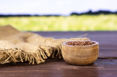 Alanının arkasında ile çiğ kırmızı pirinç