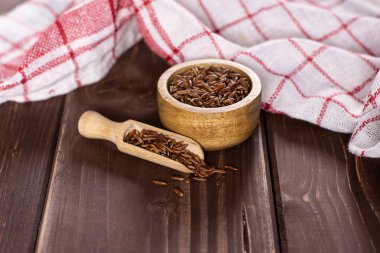 Kahverengi ahşap üzerine çiğ kırmızı pirinç