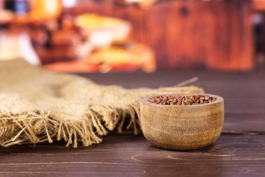 Çiğ kırmızı pirinç rustik mutfak ile