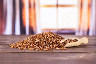 Perdeler ile çiğ kırmızı pirinç