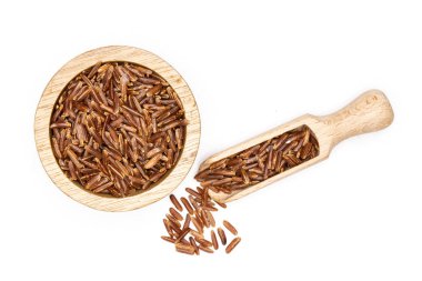 Beyaz izole çiğ kırmızı pirinç