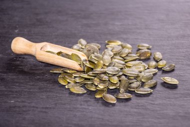 Gri taş dövme kabak çekirdeği