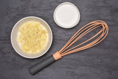 Adım adım tarif parçalamak meyve gri taş ile