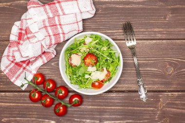 Adım Roka Salatası tarifi adım kahverengi ahşap üzerine