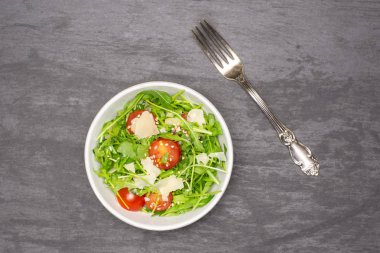 Adım Roka Salatası tarifi adım gri taş