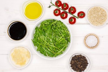 Adım Roka Salatası tarifi adım gri Wood