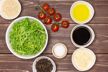 Adım Roka Salatası tarifi adım kahverengi ahşap üzerine