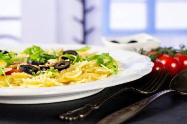 Tarifi adım adım farfalle roka ile mavi pencere ile yaprakları