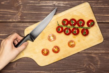 Tarifi adım adım farfalle roka ile kahverengi ahşap üzerine bırakır