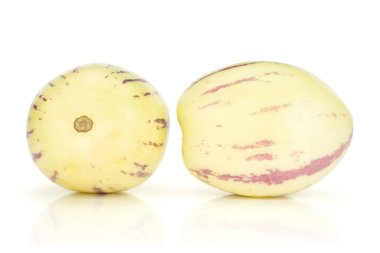 Beyaz izole taze çizgili pepino kavun